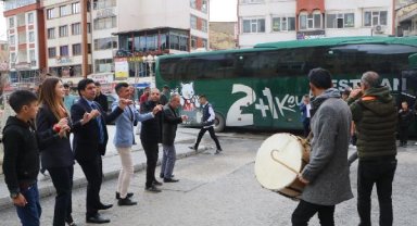 Hakkari'den 5 ile otobüs seferleri başladı; halaylarla karşıladılar