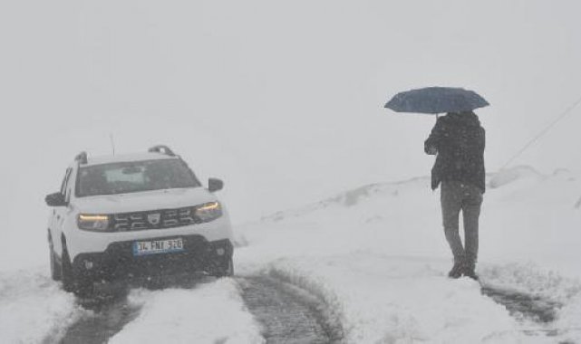 Hakkari'nin yükseklerine kar yağdı