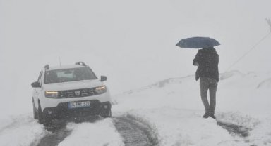 Hakkari'nin yükseklerine kar yağdı