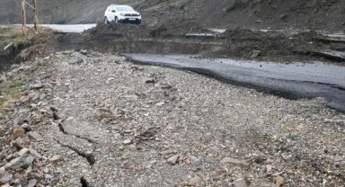 Hakkari'nin yükseklerine kar yağdı