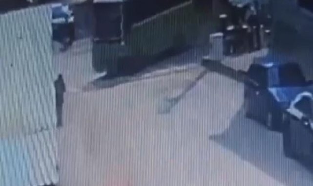 Halk otobüsünün 'yaya geçidi'nde anne- oğula çarpması kamerada