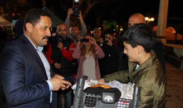 Halka simit dağıtan Vali Masatlı simit satamayan çocuğun tüm simitlerini satın aldı