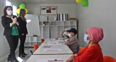 Hastane bahçesinde depremzede ve hasta çocuklar için konteyner sınıf oluşturuldu