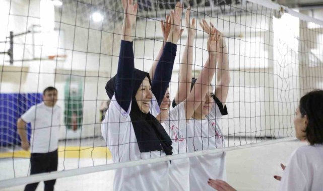 Hastane çalışanları kansere dikkat çekmek için voleybol maçı yaptı