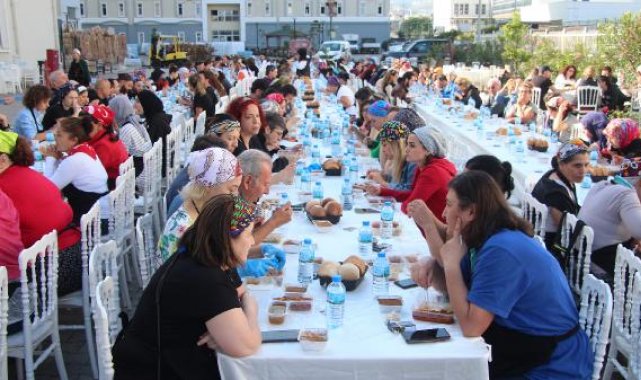 Hatay'da 'Gönül Sofrası', depremde ölenlerin anısına kuruldu; 70 bin kişiye yemek gönderildi