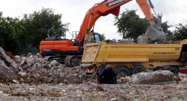 Hatay'da enkaz kalkıyor