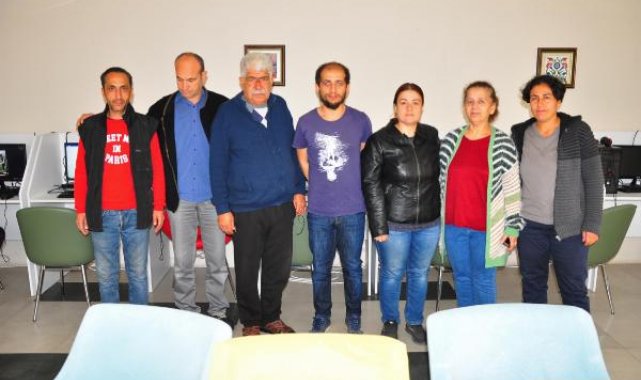 Hatay'da enkazdan kurtardığı komşusuna kaldıkları Manisa'daki yurtta bilgisayar dersi veriyor