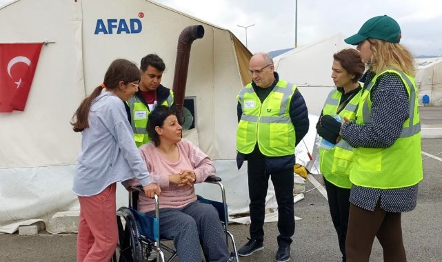 Hatay'da görev yapan Pamukkale HEM ekibi engelli depremzedeyi sevindirdi