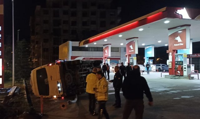 Hatay'da kontrolden çıkan minibüs benzin istasyonuna daldı