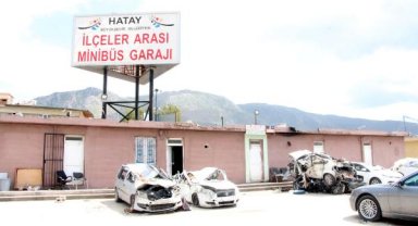 Hatay'da minibüs garajı, araç mezarlığına döndü