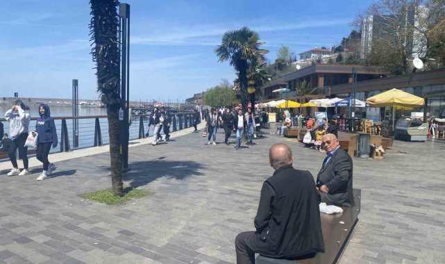 Hava sıcaklığı arttı, vatandaş sahile koştu