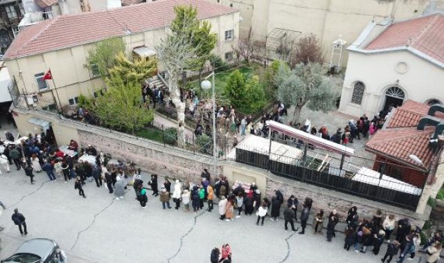 havadan görüntülerle Fatih'te Ayın Biri Kilisesi'nde metrelerce kuyruk