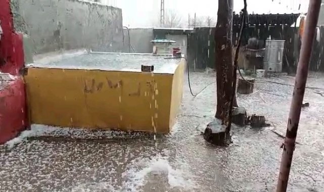 Hazro ilçesinde sağanak sonrası dolu etkisini gösterdi