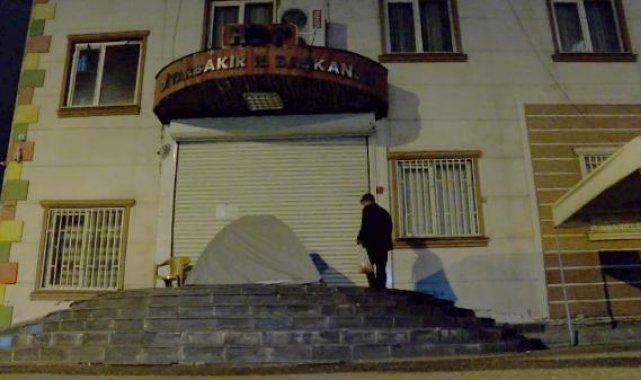HDP binası önüne kurduğu çadırda ramazan da nöbet tutuyor