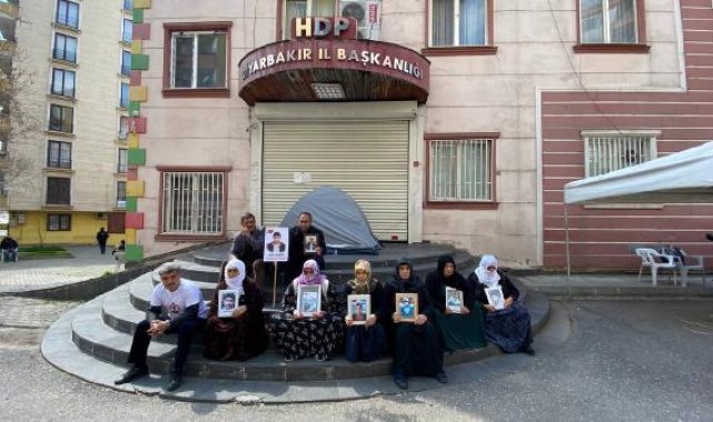 HDP önündeki aileler, ramazanda da evlat nöbetinde
