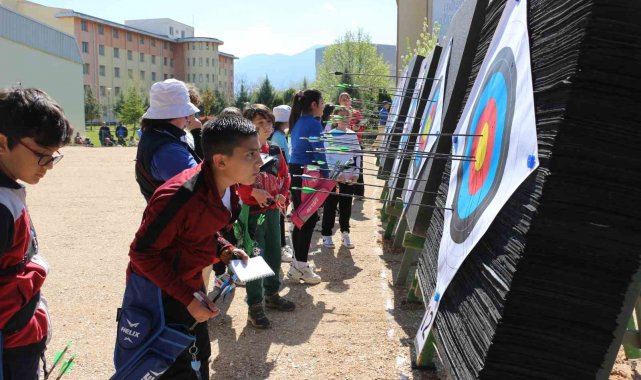 Hedefi 12'den vuran minik okçular göz doldurdu