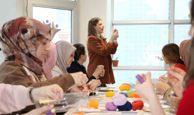 Hem nakış öğreniyor hem de streslerini atıyorlar