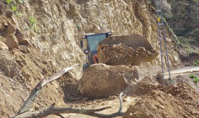 Heyelan köy yolunu ulaşıma kapattı