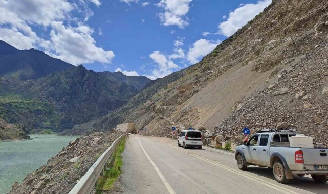 Heyelan nedeniyle kapanan Artvin-Erzurum karayolu 2 gün sonra ulaşıma açıldı