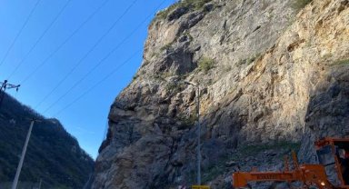 Heyelan ve kaya düşmesi riski olan kara yolunda çelik halatlı önlem