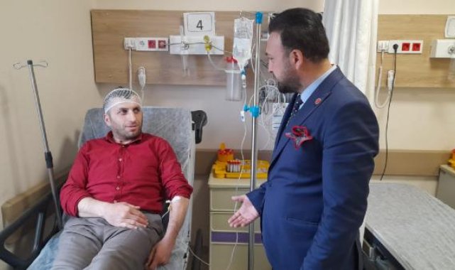 Heyelanda kapanan yolu temizlerken başına taş düşen partili yaralandı