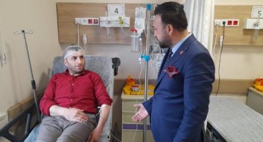 Heyelanda kapanan yolu temizlerken başına taş düşen partili yaralandı