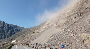 Heyelanla kapanan Artvin-Erzurum kara yolunun ulaşıma açılması için çalışmalar sürüyor