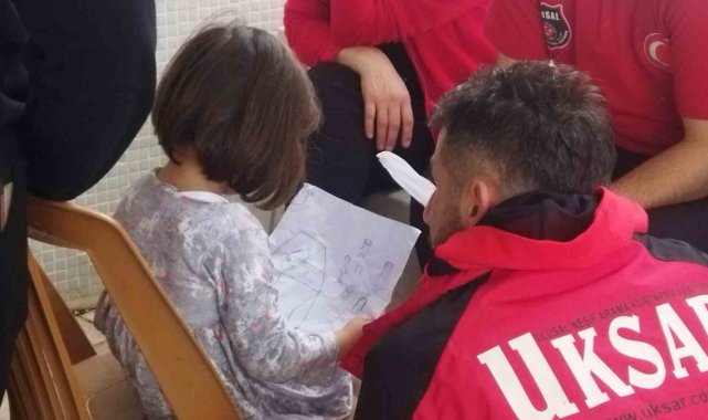 Hiranur'dan depremzede Hiranur'a anlamlı hediye