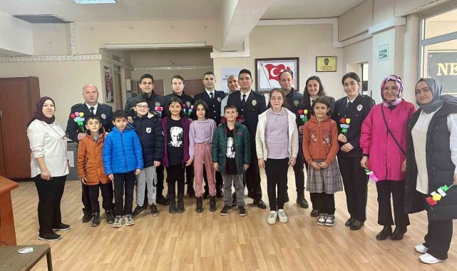 Hisarcık'ta minik öğrenciler polis amcalarının haftasını kutladı