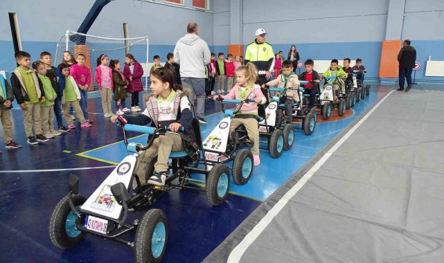 Hisarcık'ta öğrencilere uygulamalı ve teorik trafik eğitimi