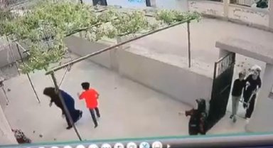 Husumetli oldukları akrabalarının evini taşladılar