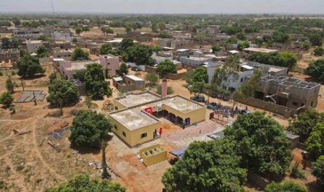 İHH, Mali'deki ihtiyaç sahibi çocuklara bayramlık dağıttı