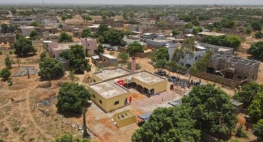 İHH, Mali'deki ihtiyaç sahibi çocuklara bayramlık dağıttı