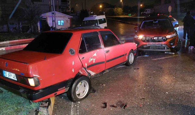 İki otomobil çarpıştı: 1 yaralı