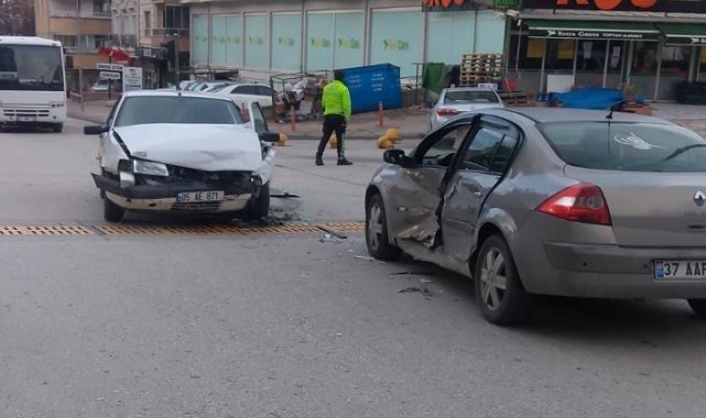 İki otomobil çarpıştı: 2 yaralı