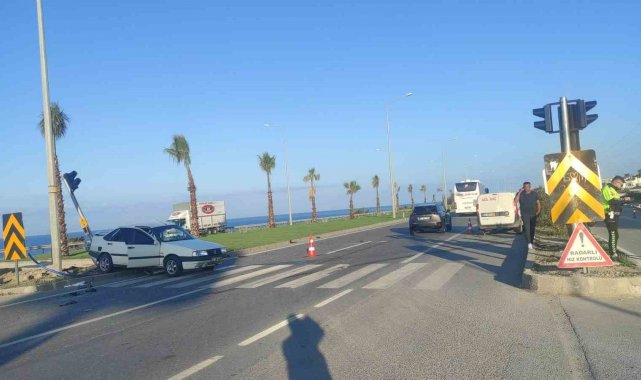 İki otomobil çarpıştı: 3 yaralı