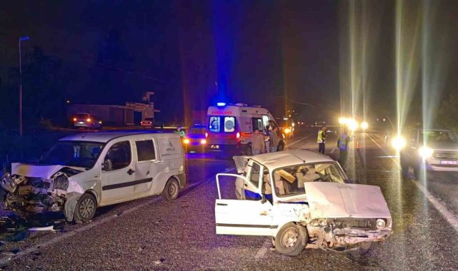 İki otomobil kafa kafaya çarpıştı: 3 yaralı