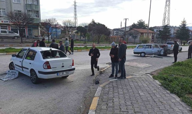 İki otomobil kavşakta çarpıştı: 2 yaralı