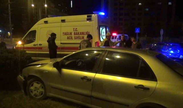 İki otomobil kavşakta çarpıştı: 2 yaralı
