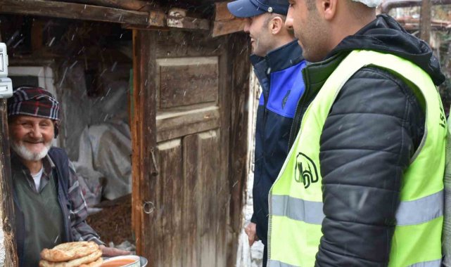 İlçede kurulan aşevinde ocaklar her gün ihtiyaç sahibi aileler ve depremzedeler için yanıyor