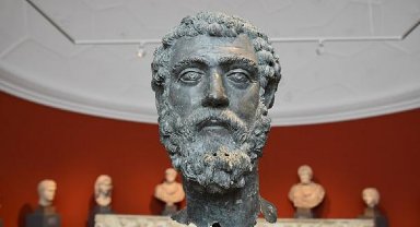 İmparator Septimus, eksik başını bekliyor