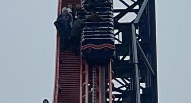 İngiltere'de sert rüzgar sebebiyle lunaparktaki hız treni durduruldu, yolcular tahliye edildi