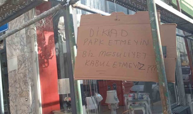 İnşaat demirlerine asılı düşündüren uyarı yazısı