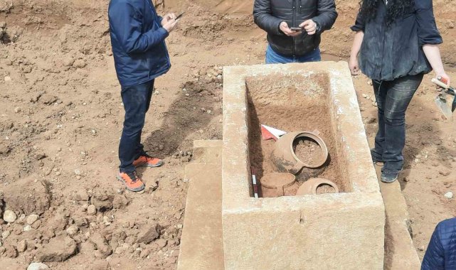 İnşaat temel kazısında bulunan Roma dönemine ait lahitin içinden 3 küp çıktı