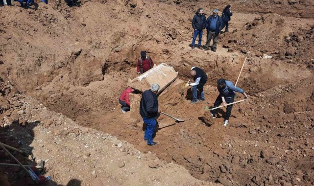 İnşaat temeli kazısında antik döneme ait lahit bulundu