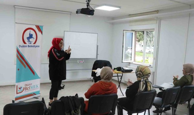 İşaret diliyle okuma yazma öğreniyorlar