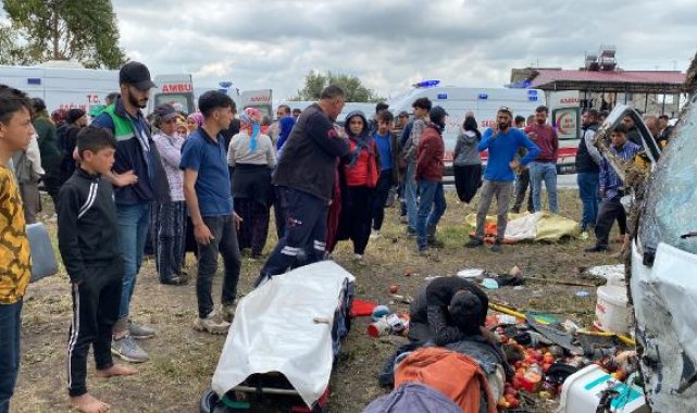 İşçi servisiyle hafif ticari araç çarpıştı: 1 ölü, 9 yaralı