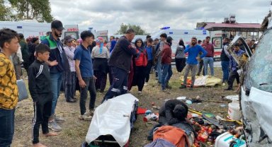 İşçi servisiyle hafif ticari araç çarpıştı: 1 ölü, 9 yaralı