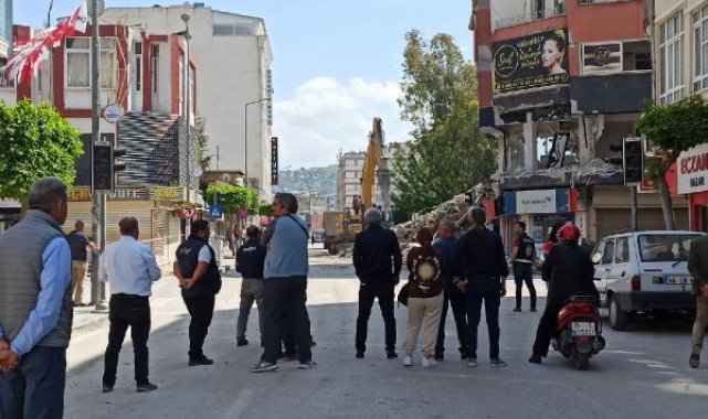 İskenderun'da depremde ağır hasar alan 6 katlı bina kontrollü yıkıldı