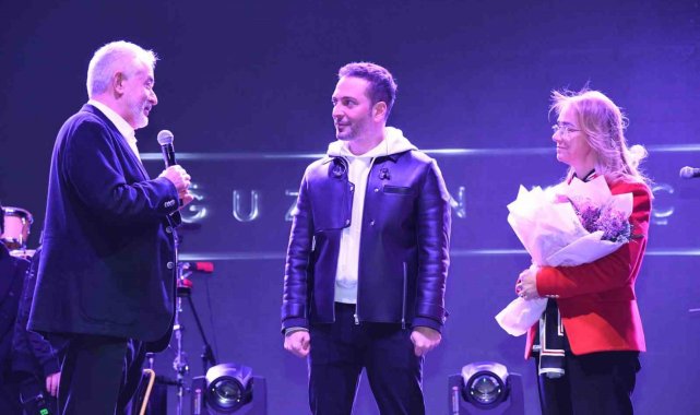 Isparta Belediyesinin Çocuk Festivalinde Oğuzhan Koç sahne aldı